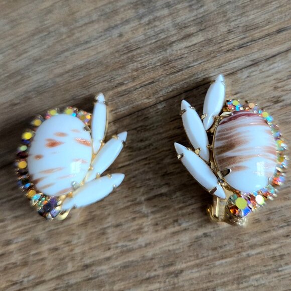 Vintage 1960s Juliana DeLizza Elster clip on earrings Milk glass Aurora Borealis - Picture 6 of 7